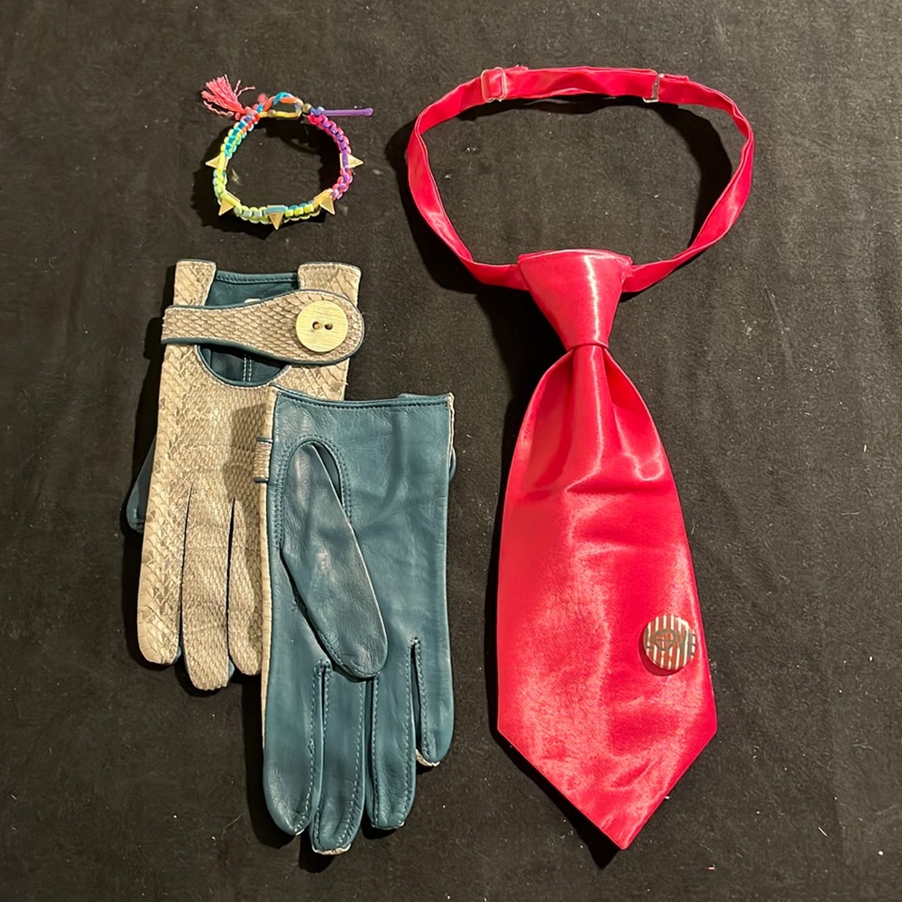 Gloves green reptile + pink Love tie + spike luck bracelet